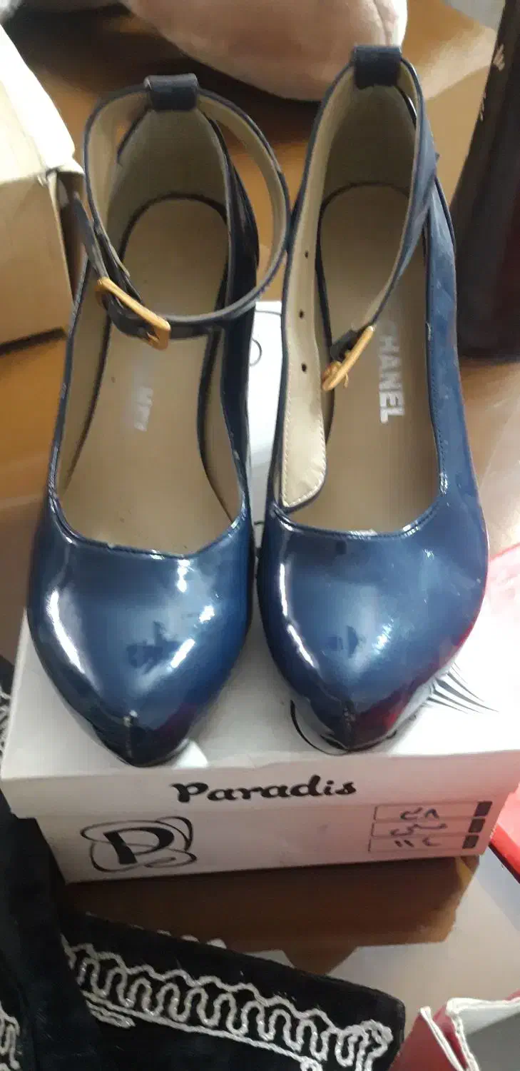 کفش مجلسی|کیف، کفش، کمربند|رباط‌کریم, رباط‌کریم|دیوار