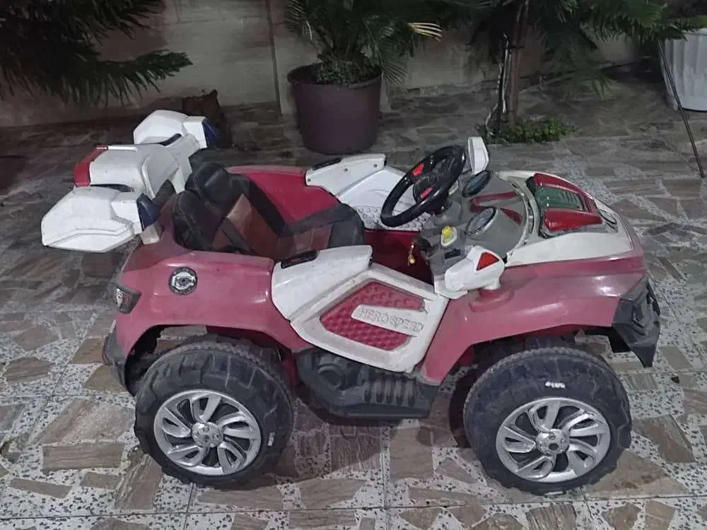 ماشین شارژی دو موتوره نیاز به باتری داره|اسباببازی|رشت, لاکان شهر|دیوار