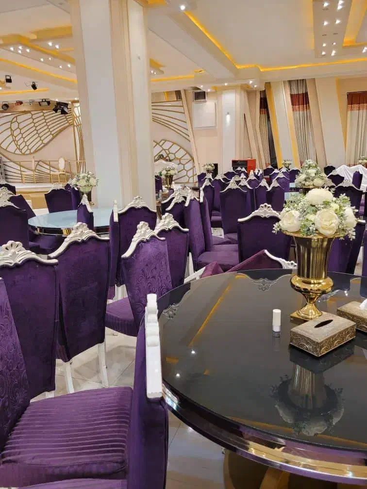 صندلی تالاری دست دوم 250 عدد و میز MDF 8 نفره|میز و صندلی غذاخوری|ابهر, |دیوار