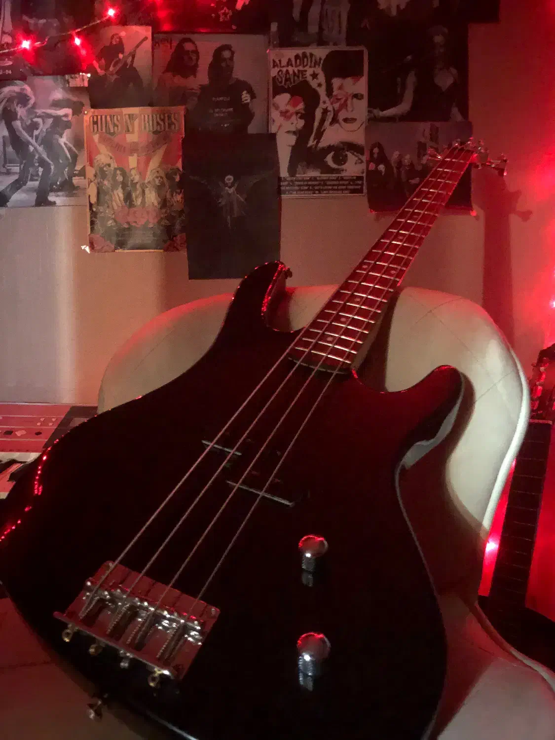 یک عدد گیتار بیس به فروش میرسد|گیتار، بیس، امپلیفایر|تبریز, |دیوار