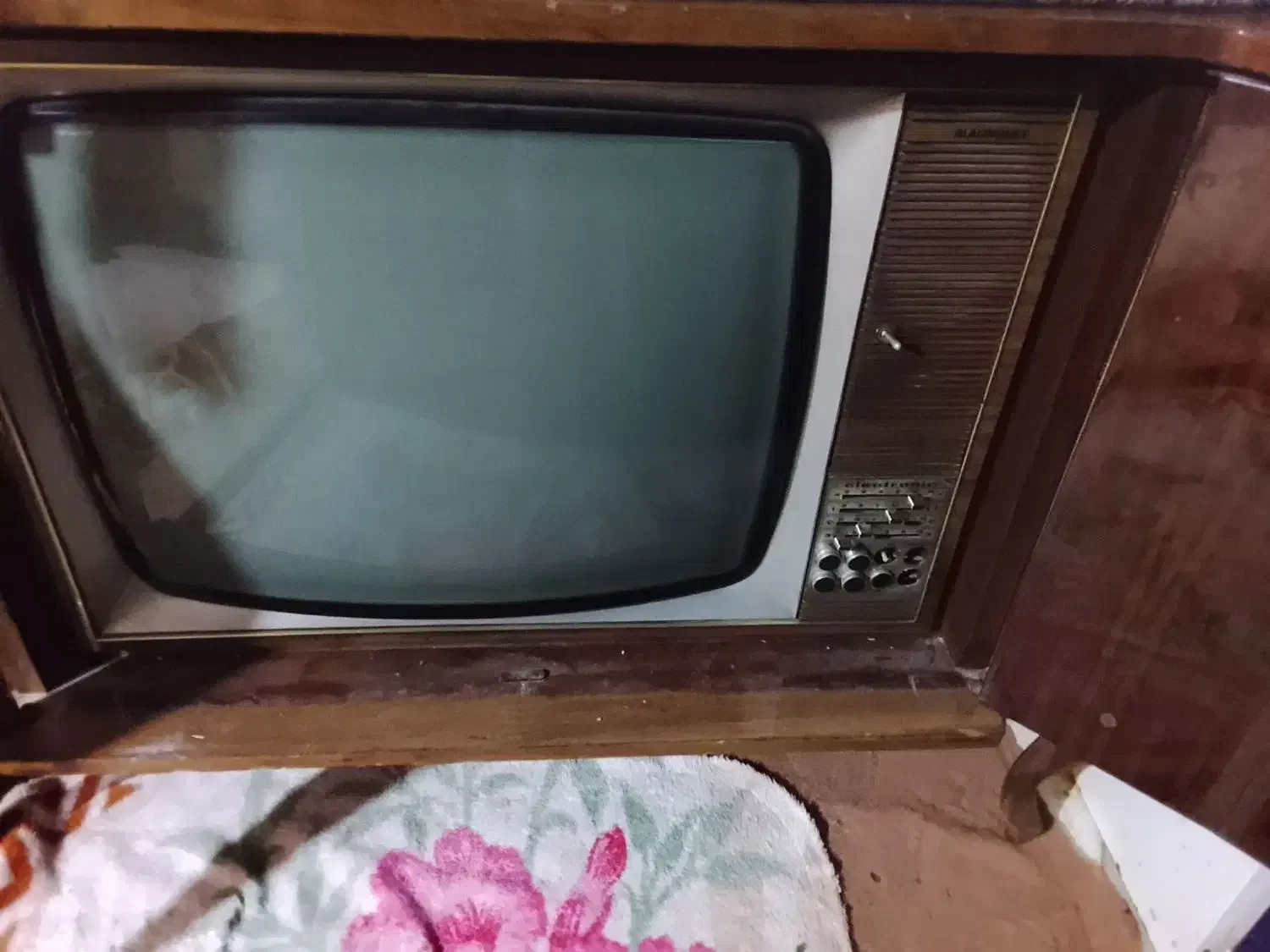 تلوزیون قدیمی|کلکسیون اشیاء عتیقه|شیروان (لرستان), |دیوار