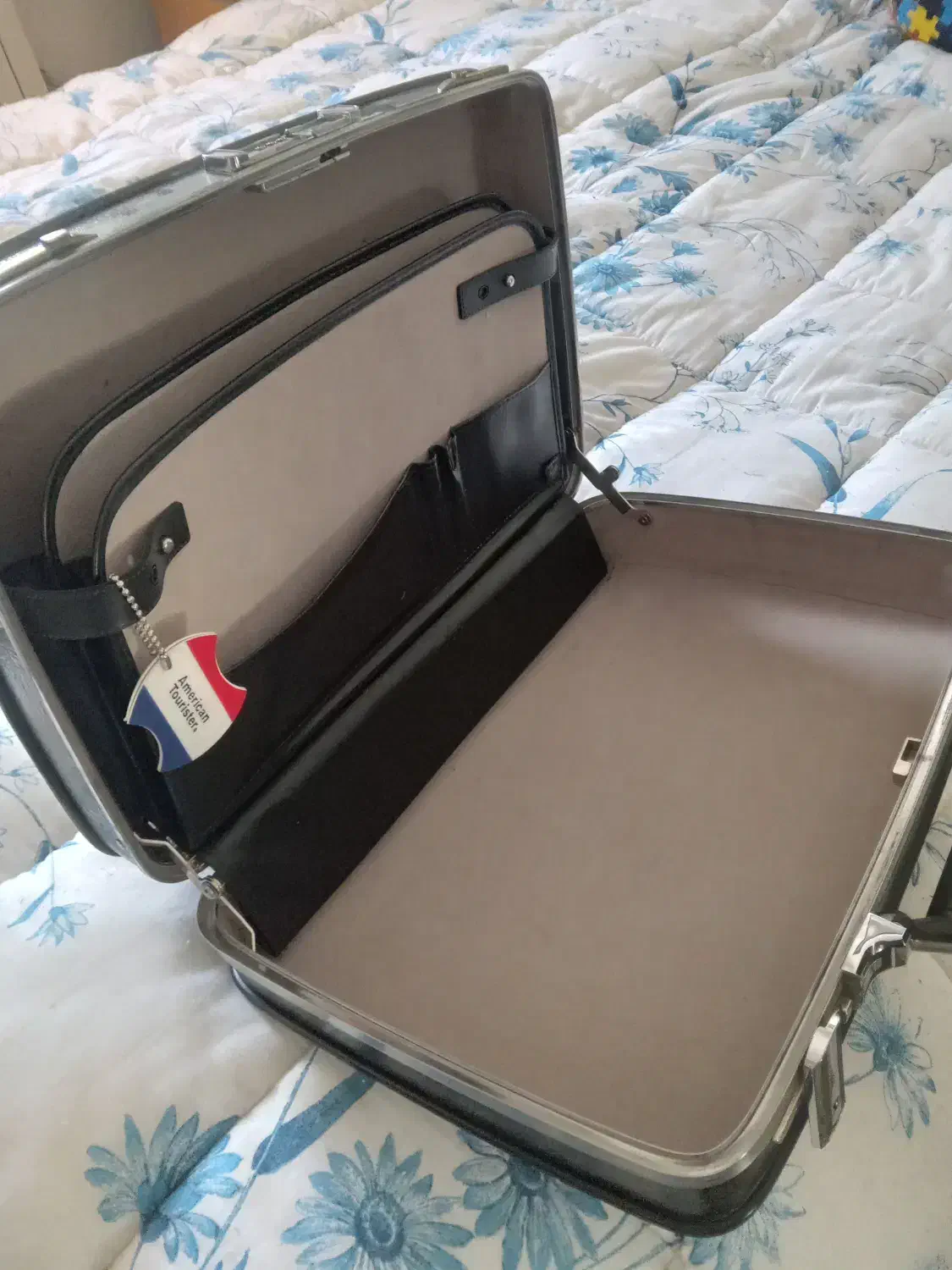 کیف آمریکان توریست اصل|کیف، کفش، کمربند|ارومیه, |دیوار