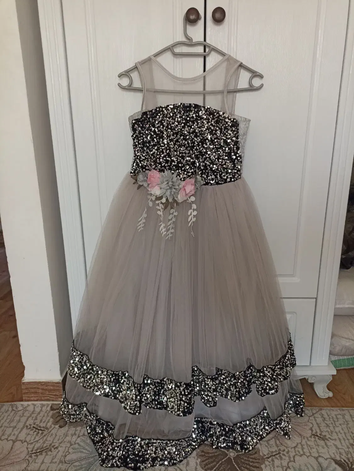 پیراهن مجلسی|کفش و لباس بچه|صومعه‌سرا, |دیوار