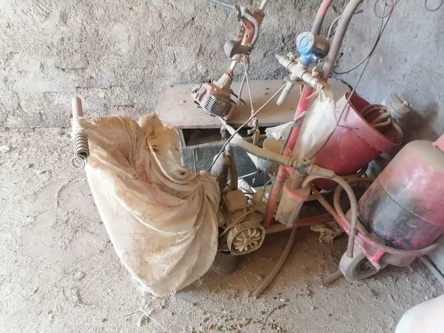 شیر دوش و علف چین علف زن|ماشینآلات صنعتی|حمیدیا, |دیوار