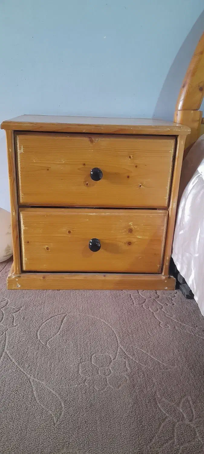 تخت به همراه دوعددپاتختی ودراورآیینه دار|تخت و سرویس خواب|رشت, معلولین|دیوار