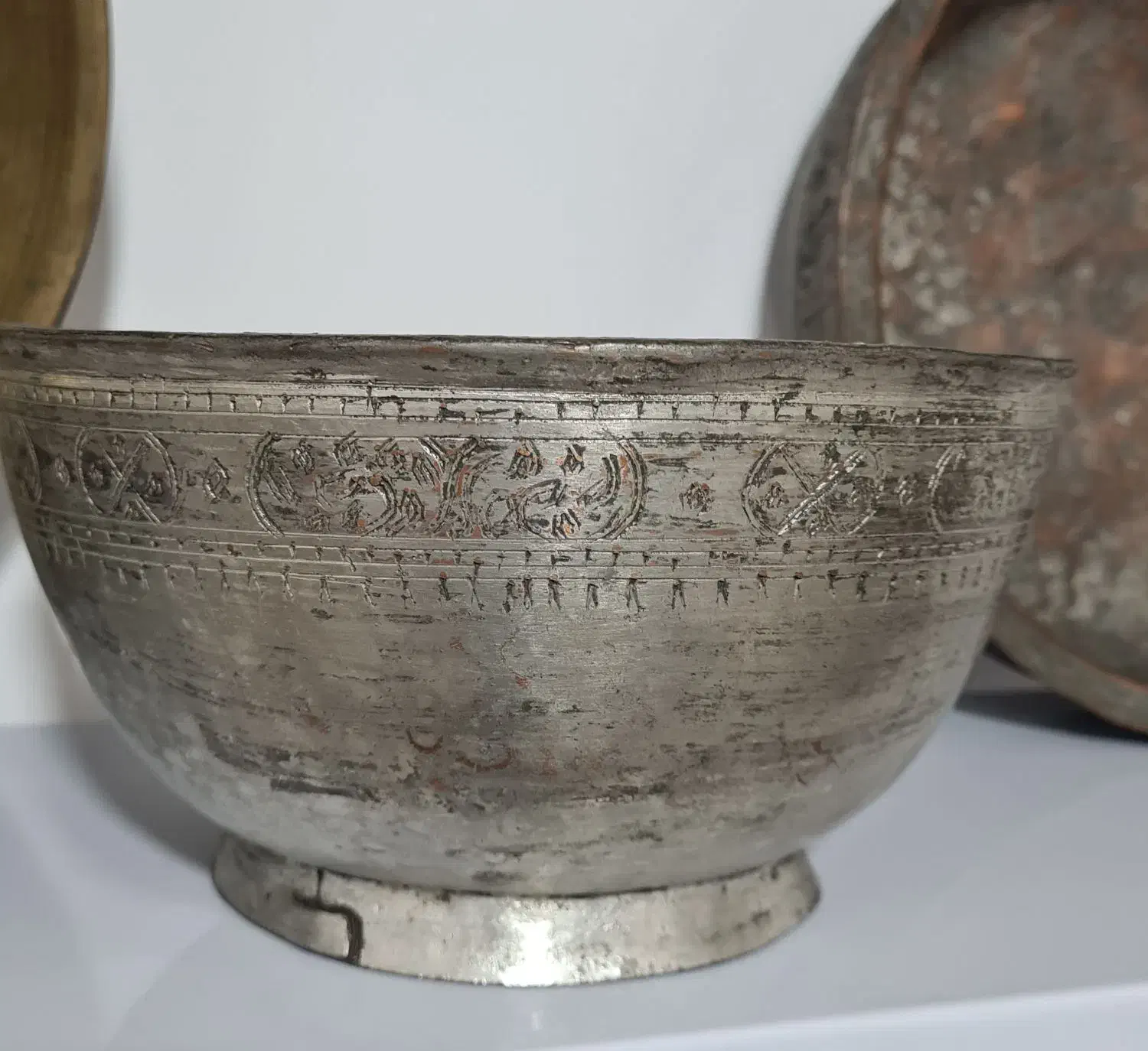 ظروف مسی قاجاری کهنه ، ترازو و فانوس|کلکسیون اشیاء عتیقه|قزوین, |دیوار