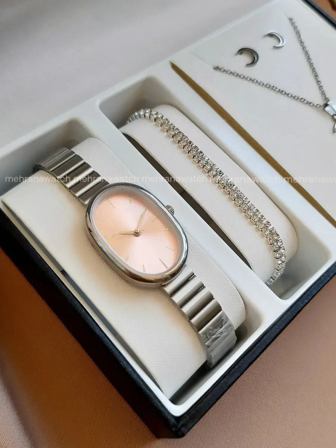 ست ساعت و نیمست و دستبند|ساعت|زرندیه, |دیوار