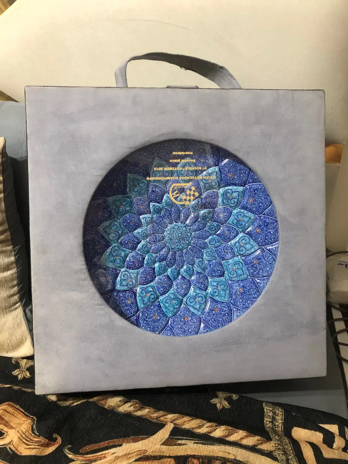 بشقاب دیوار کوب مینا کاری شده همراه کیف|تابلو، نقاشی، عکس|شیراز, زرهی|دیوار