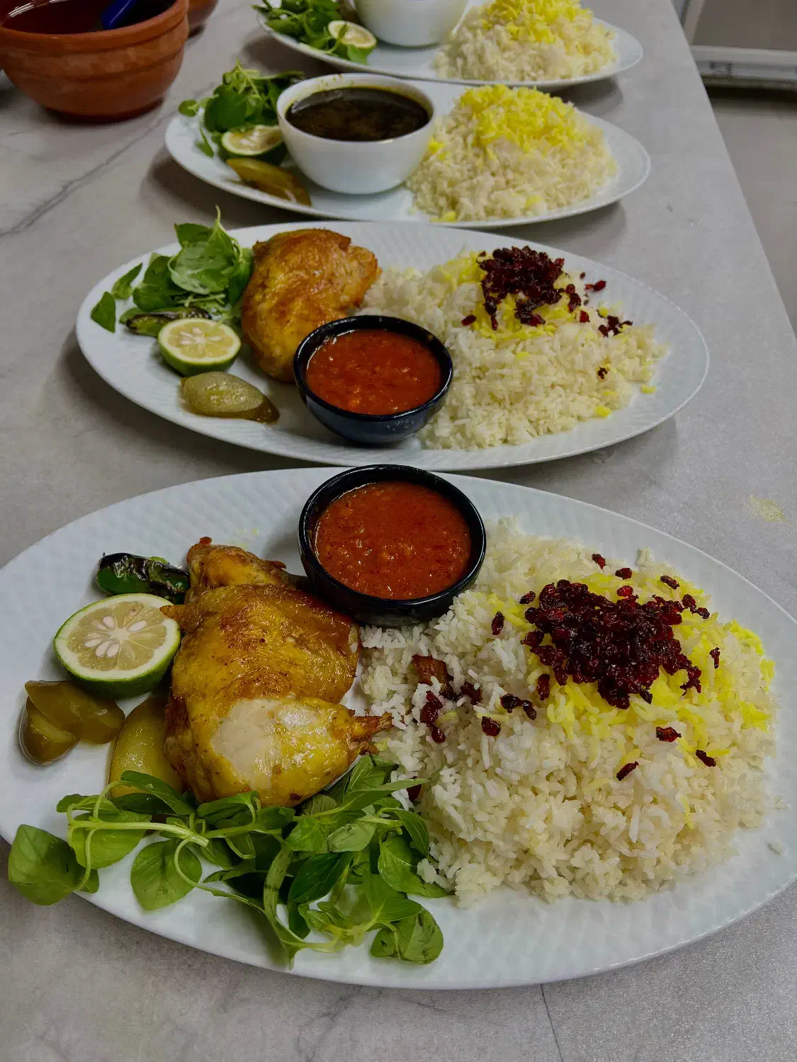 صندوقدارخانم رستوران شیفت ظهر|استخدام خدمات فروشگاه و رستوران|همدان, |دیوار