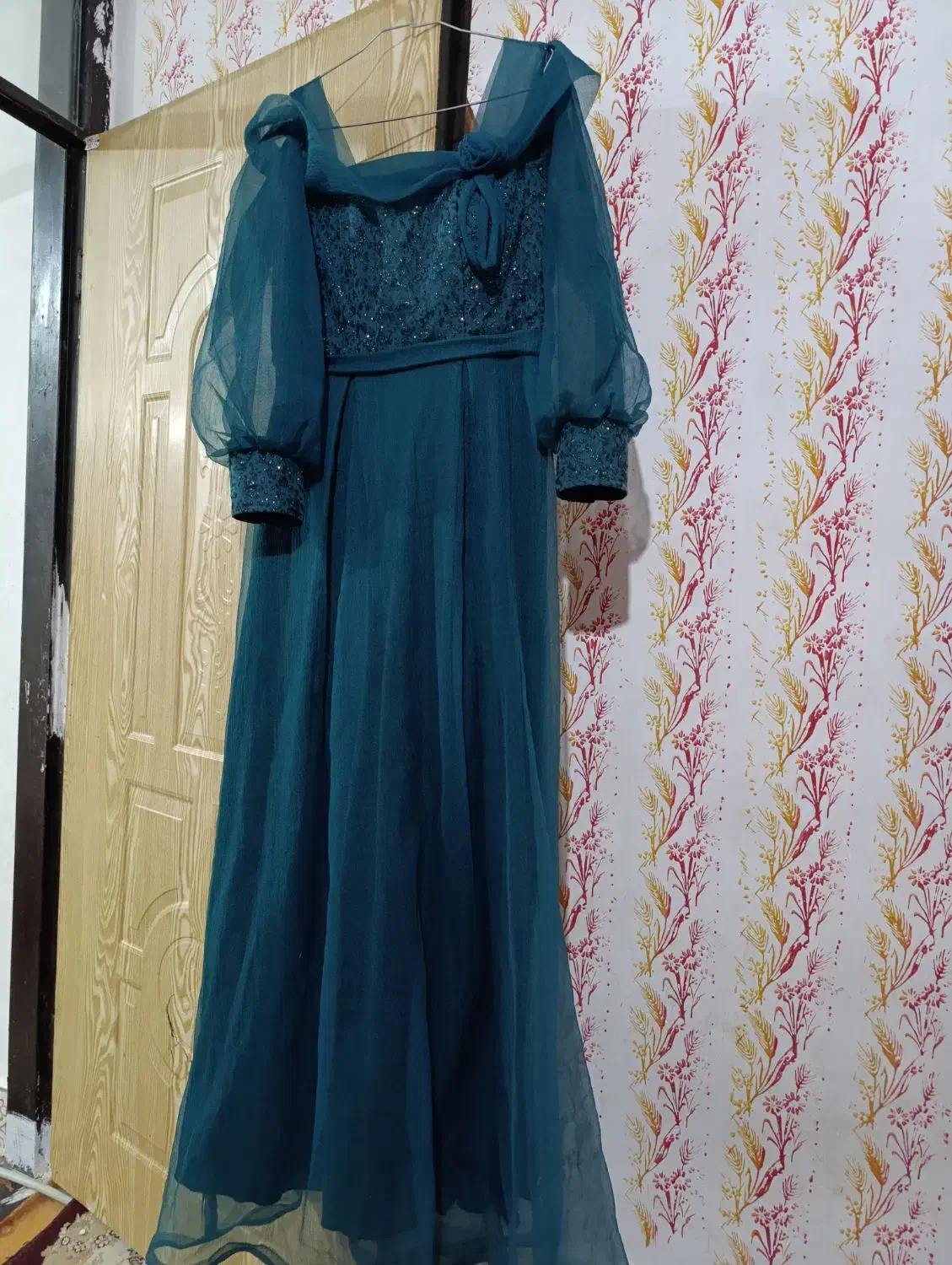 پیرهن مجلسی|لباس|خرمآباد, |دیوار