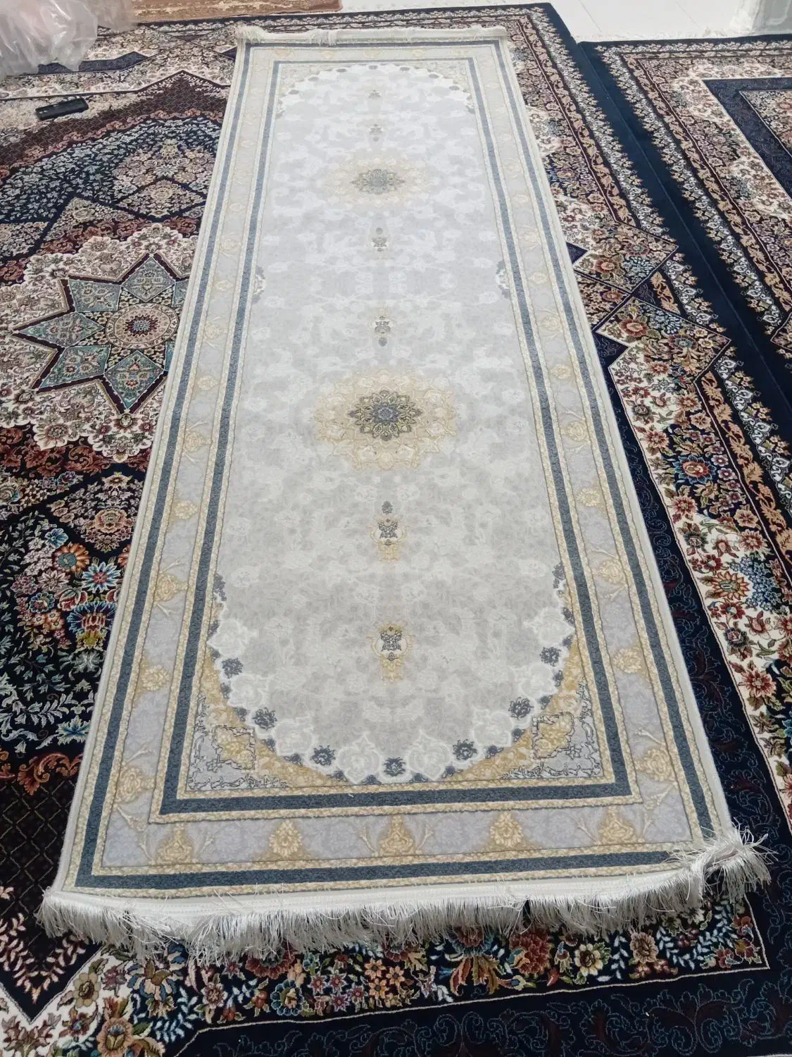 فرش کناره|فرش|ری, علایین|دیوار