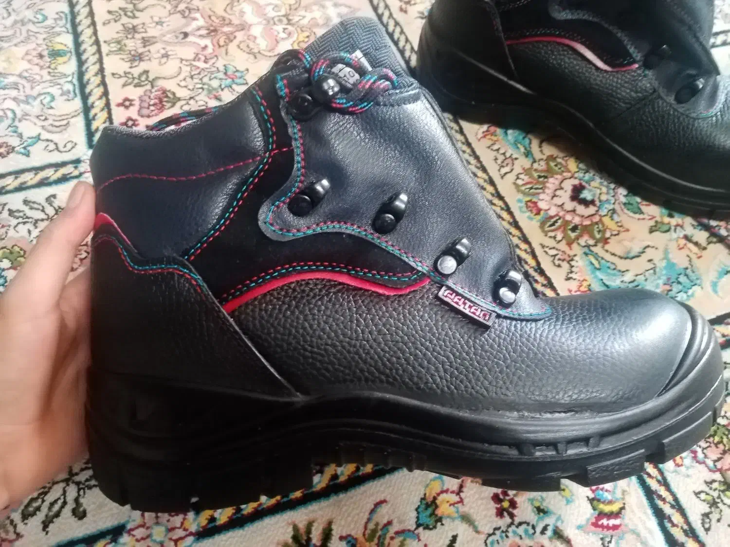 دو جفت کفش کار|کیف، کفش، کمربند|صدرا-فارس, فاز ۱|دیوار