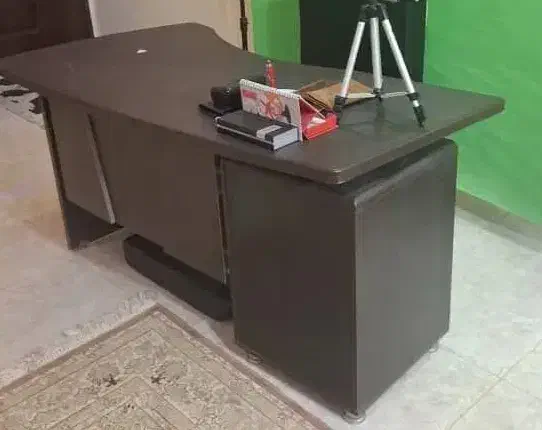 تعدادی میز و صندلی چرخ دار اداری|مبلمان اداری|شاهین‌شهر, فردوسی|دیوار