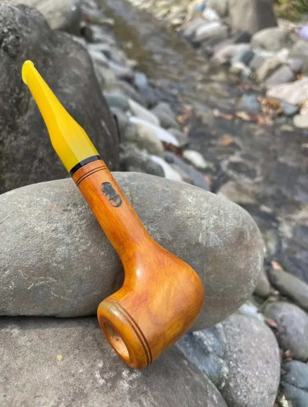 پیپ زیبا و اصلی|کلکسیون اشیاء عتیقه|رشت, فرودگاه سردار جنگل رشت|دیوار