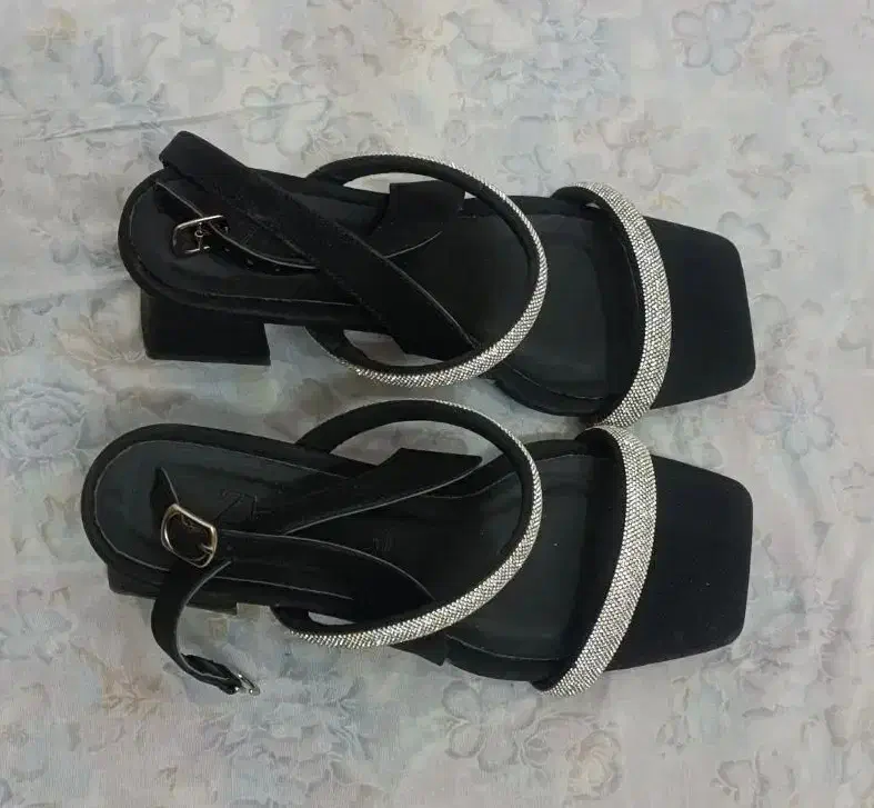 پارچه حریر ابریشم و کفش و مانتو برای فروش|لباس|زاهدان, |دیوار