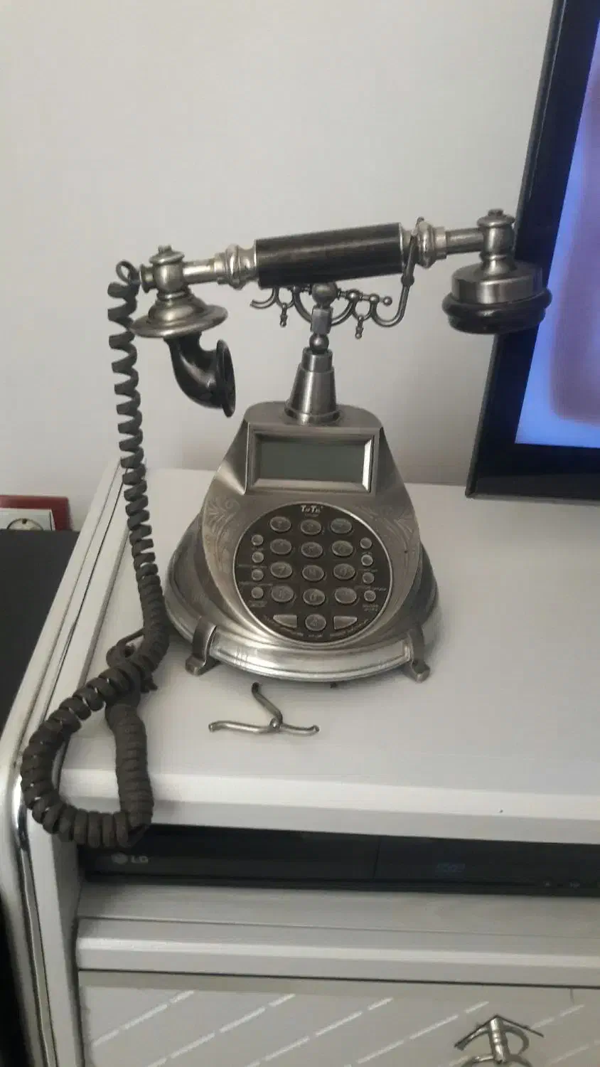 تلفن خانگی فقط یه پایش شگسته|تلفن رومیزی|اندیشه, اندیشه فاز ۱|دیوار