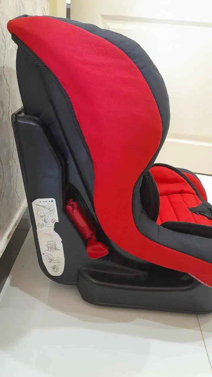 یک عدد صندلی کودک در حد  و کفی عقب پژو پارس نو نو|تخت و صندلی بچه|سنندج, |دیوار