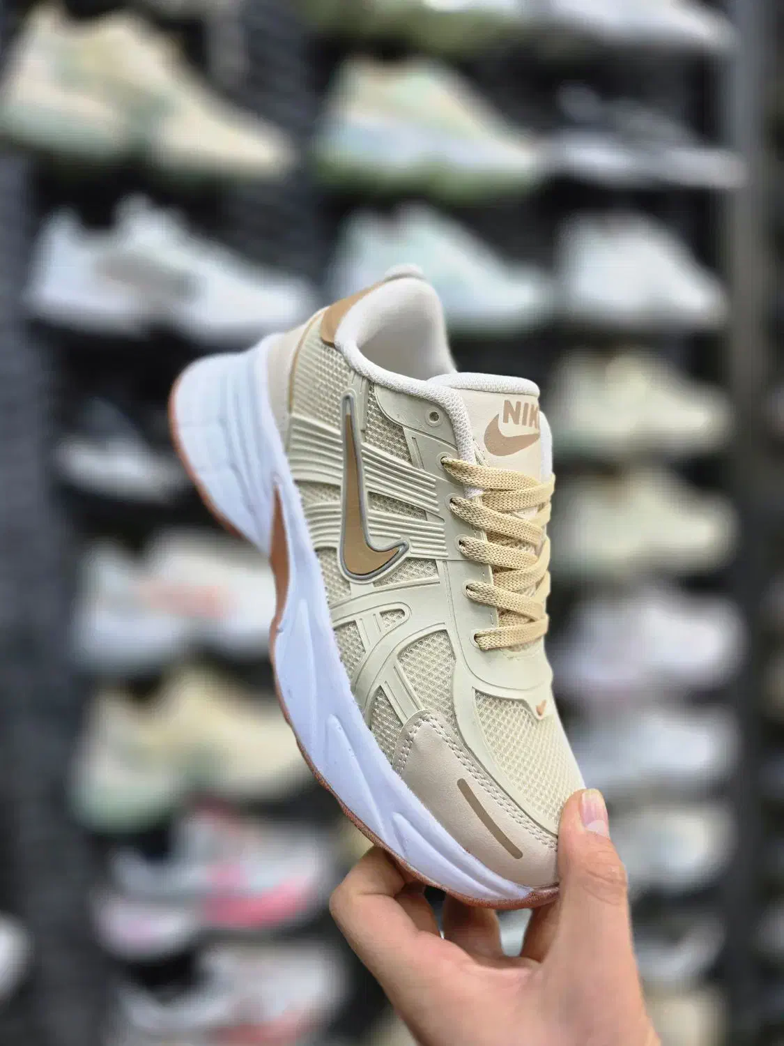 فروش کفش اسپرت. زنانه. مردانه .بچگانه|کیف، کفش، کمربند|چورزق, |دیوار