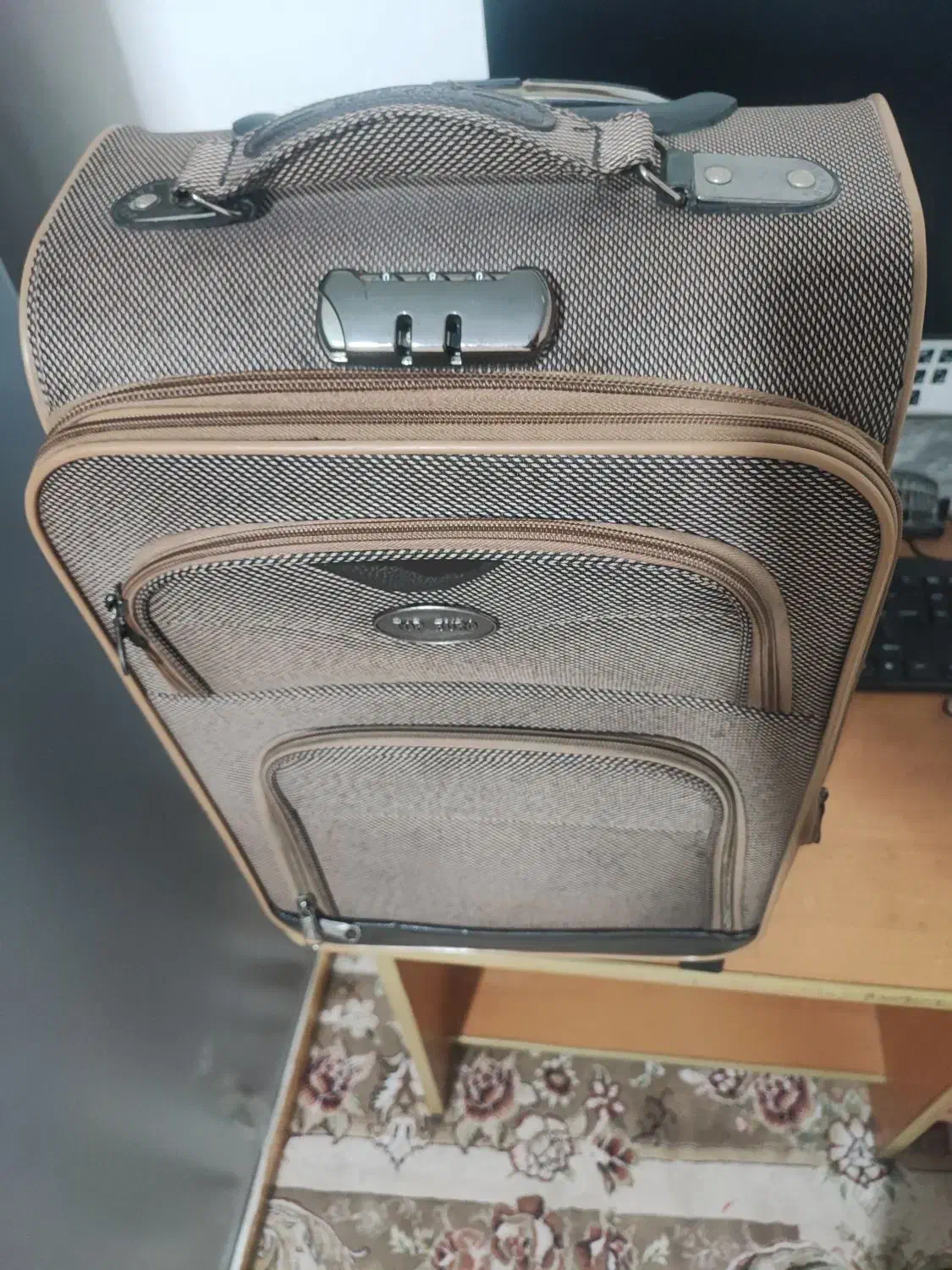 چمدان مسافرتی|کیف، کفش، کمربند|مشهد, میان ولایت|دیوار