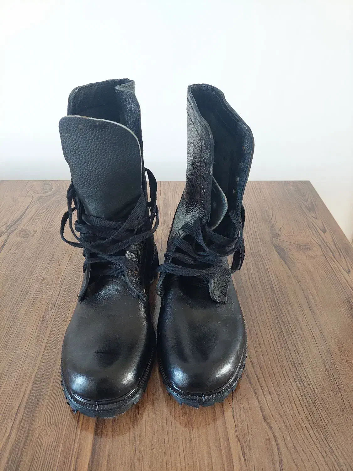 پوتین|کیف، کفش، کمربند|بندر ترکمن, |دیوار