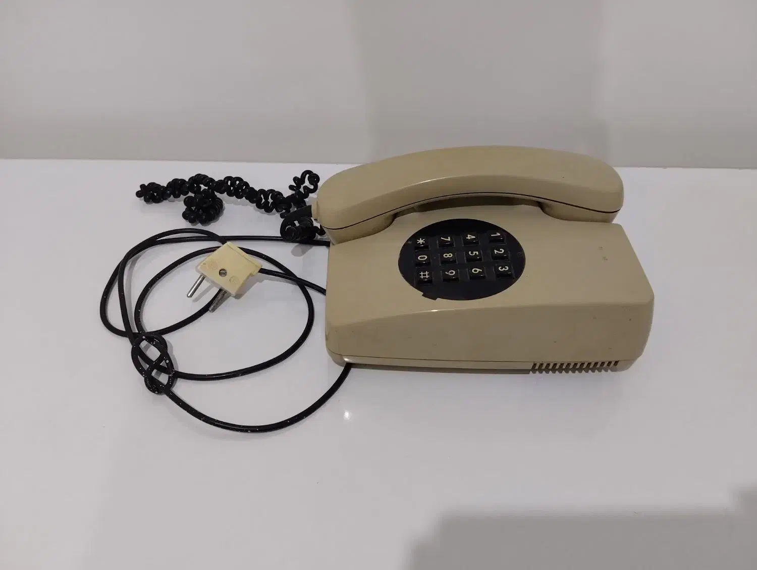 تلفن کلکسیونی قدیمی|تلفن رومیزی|شهرکرد, |دیوار