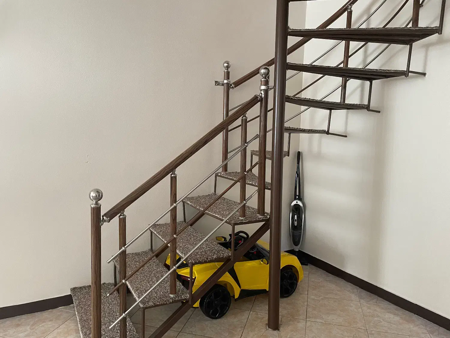 پله آهنی|مصالح و تجهیزات ساختمان|کرج, شهرک اوج|دیوار