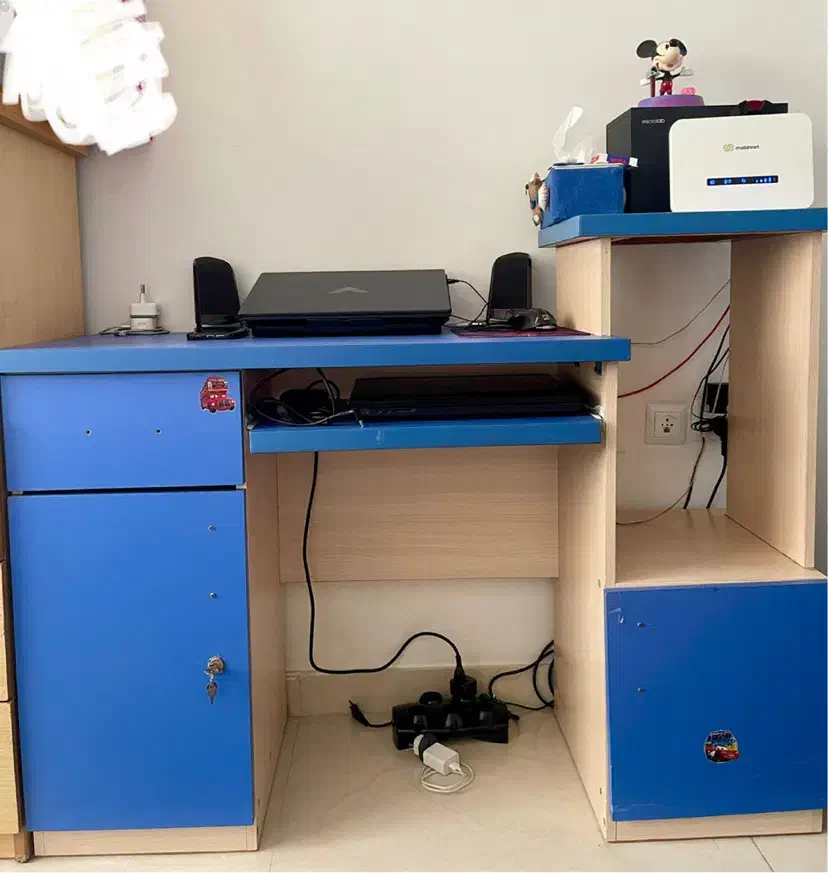 میز تحریر یا کامپیوتر|میز تحریر و کامپیوتر|آستارا, |دیوار