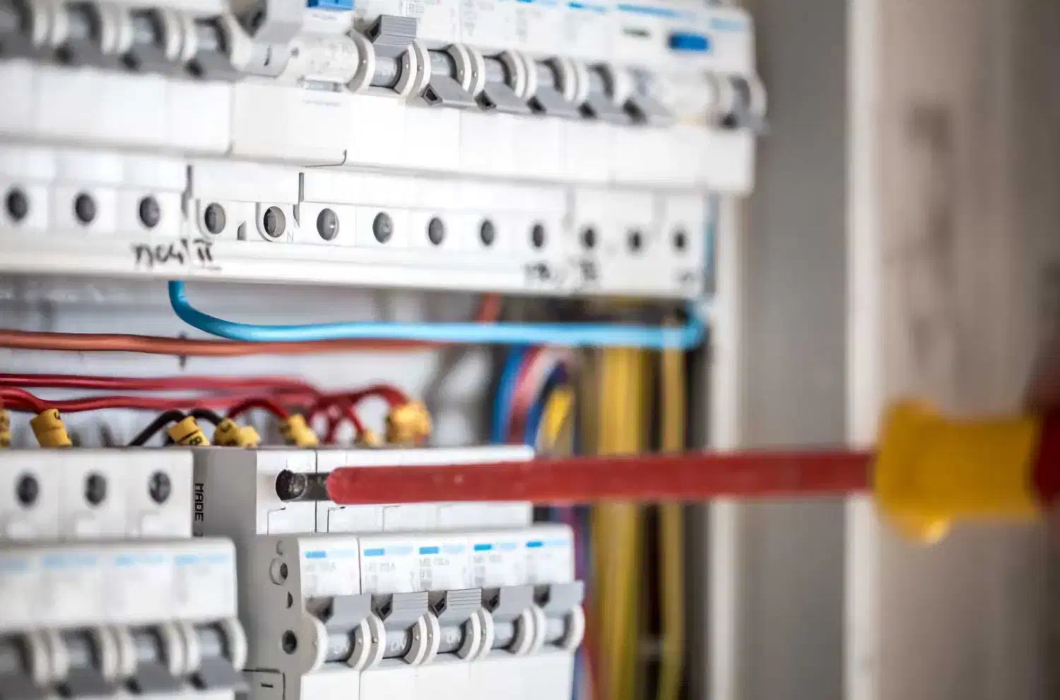 برقکاری ساختمان|خدمات پیشه و مهارت|میانه, |دیوار