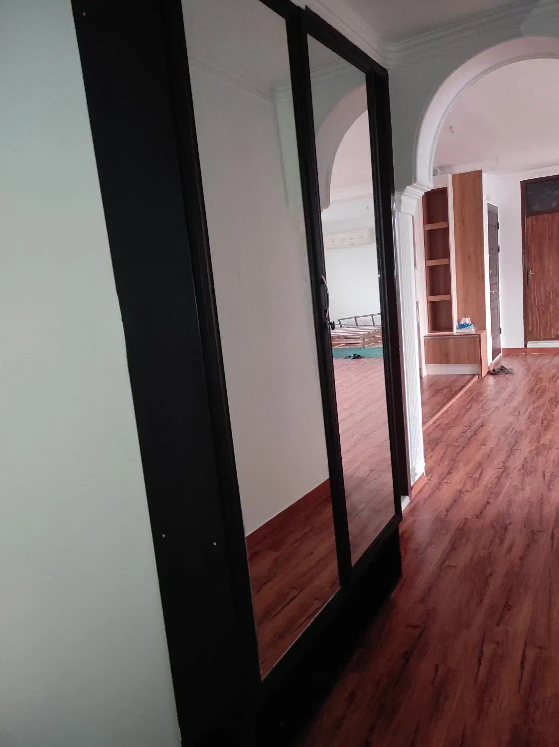 کمد دیواری برای آویز لباس و آینه قدی|کتابخانه، شلف، قفسه‌های دیواری|ساری, |دیوار