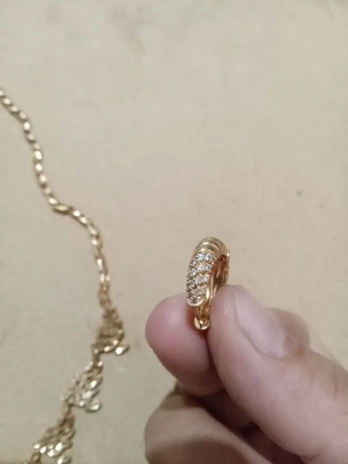 گردنی با گوشواره|جواهرات|نیشابور, گنبد سبز|دیوار