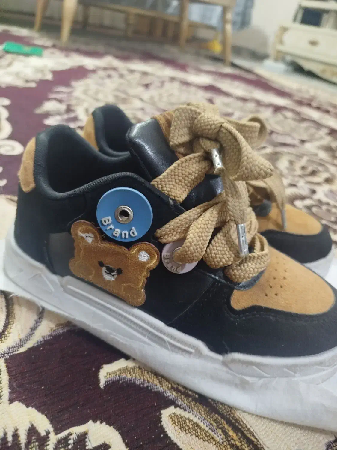 کتونی در حد نو|کیف، کفش، کمربند|پرند, فاز ۲|دیوار