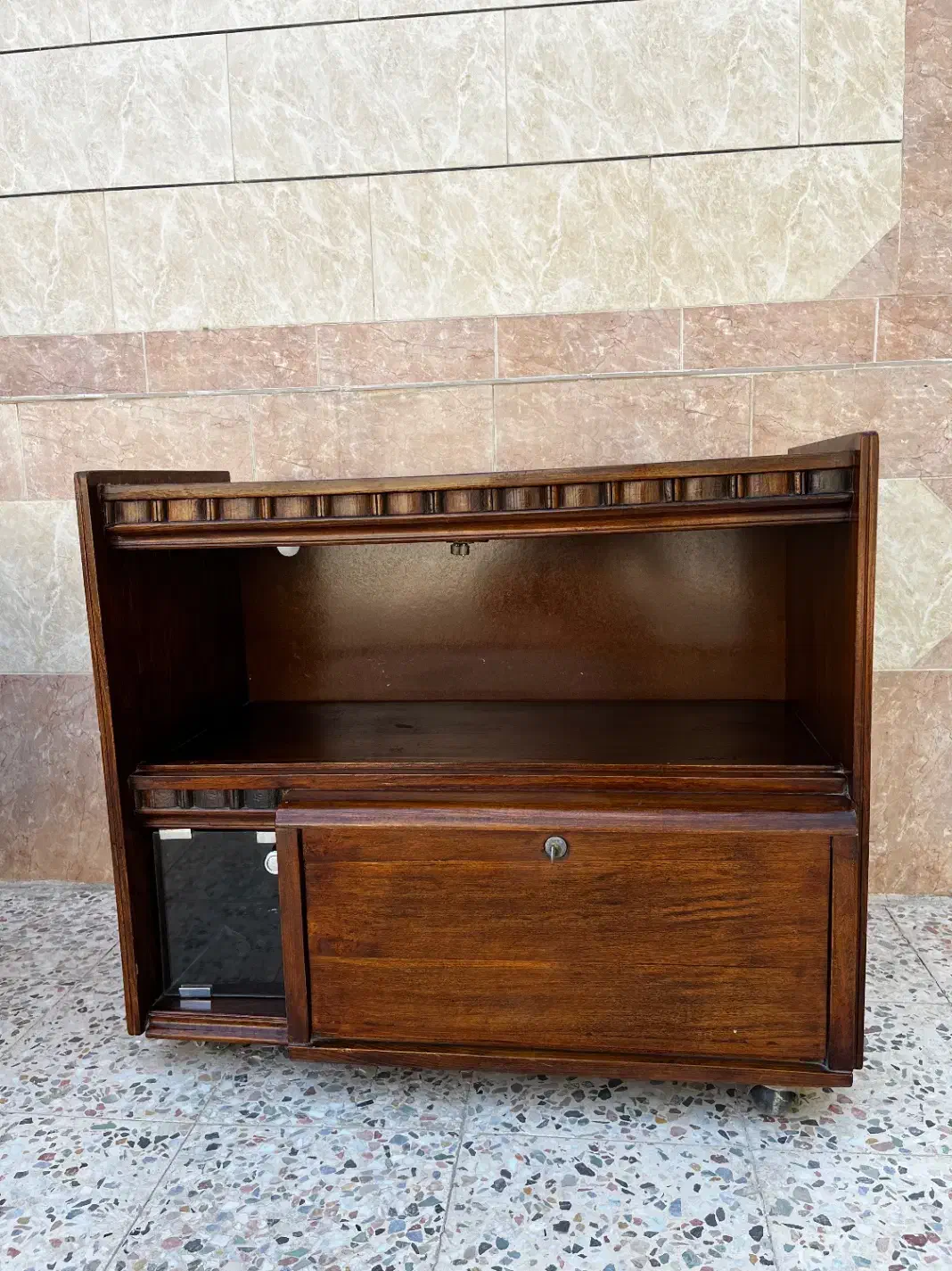 میز|میز تلویزیون|آبپخش, |دیوار