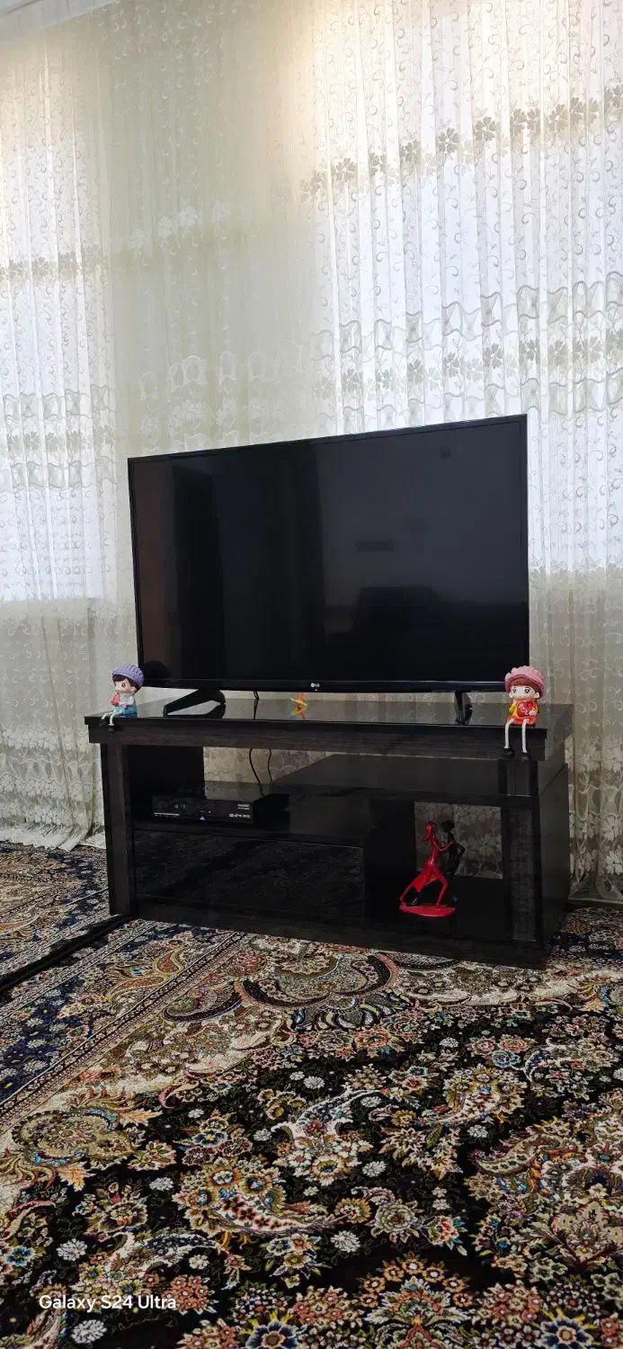 تلویزیون ۴۳ اینچ ال جی همراه با میز تی وی ترک|تلویزیون و پروژکتور|مهاباد (آذربایجان غربی), |دیوار