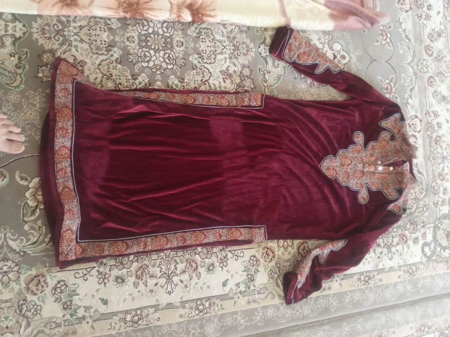 تعدای لباس تعزیه خوانی|لباس|تفرش, |دیوار