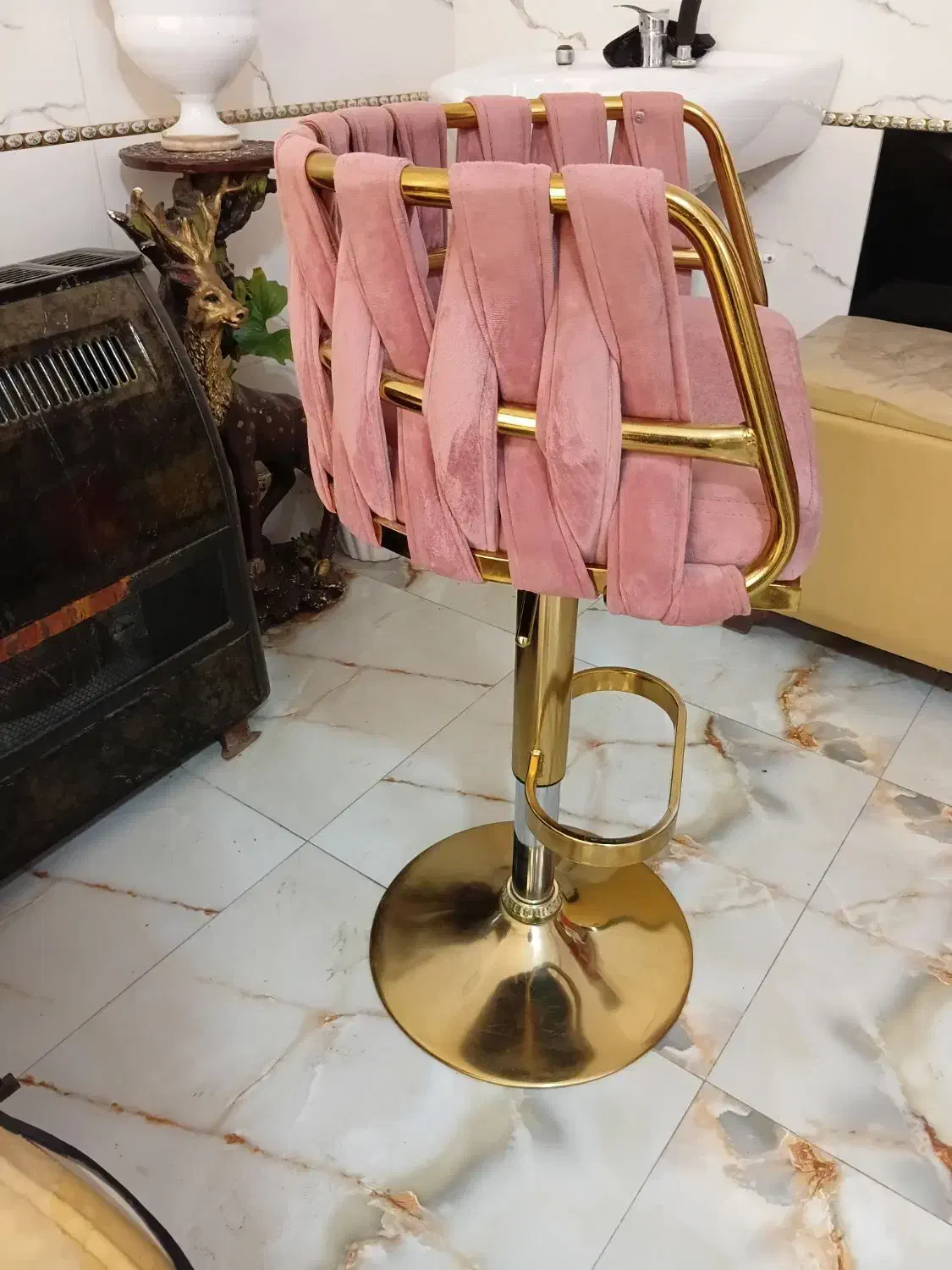 یک صندلی گردون جک دار|آرایشگاه و سالنهای زیبایی|خسروشاه, |دیوار