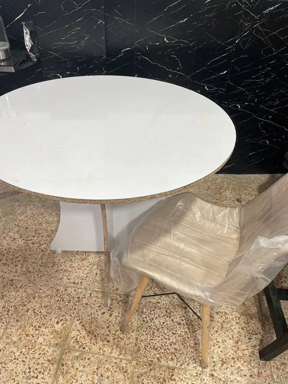 ۳ عدد میز گرد در حد نو|میز و صندلی غذاخوری|تالش, هشتپر|دیوار