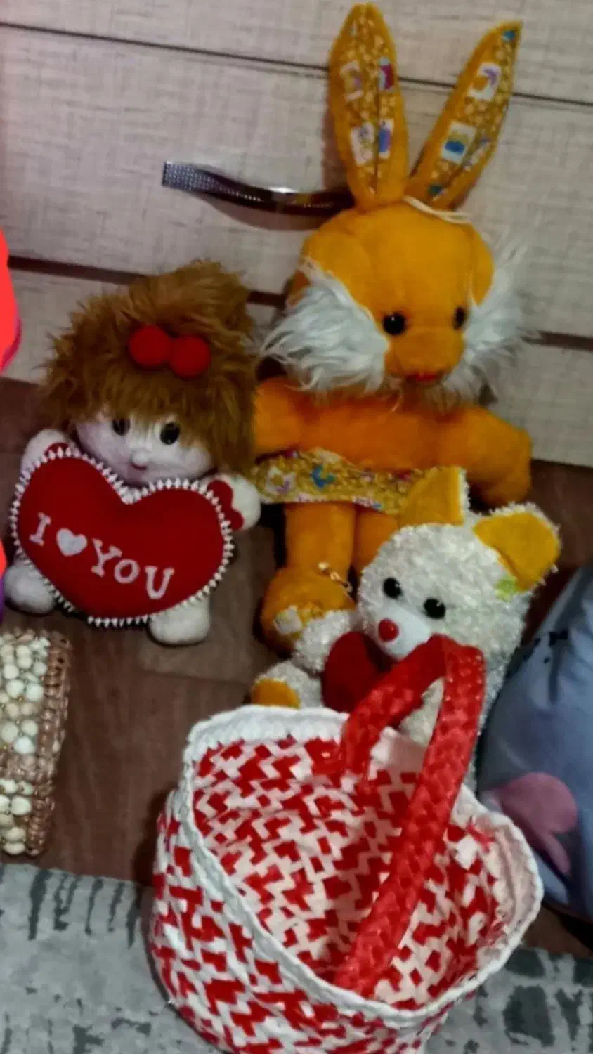 ۳ تا عروسک وسبد وصندلی|اسباببازی بچه|رشت, نظری|دیوار