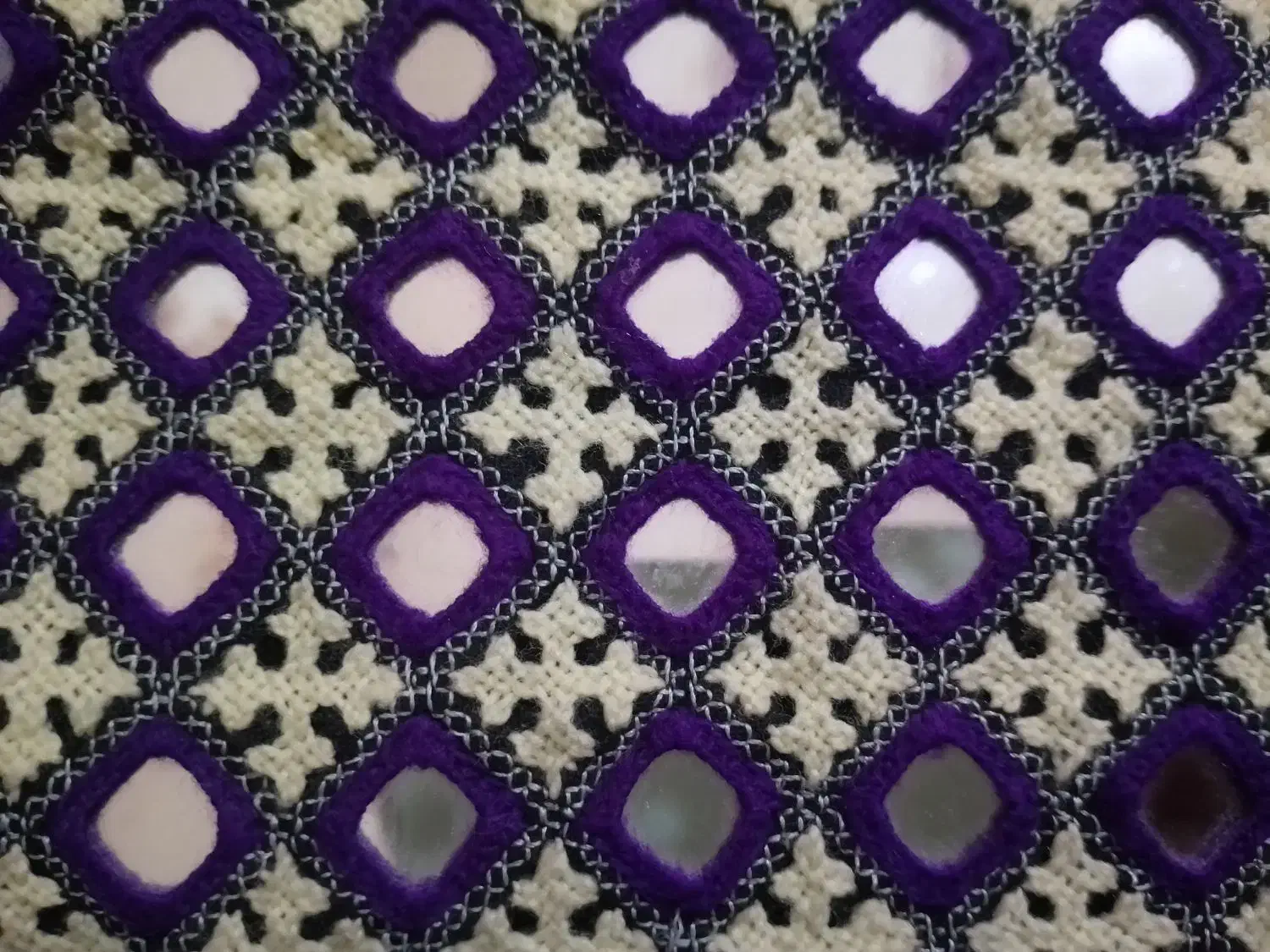 زیاستین هزار اینه|لباس|دشتیاری, |دیوار