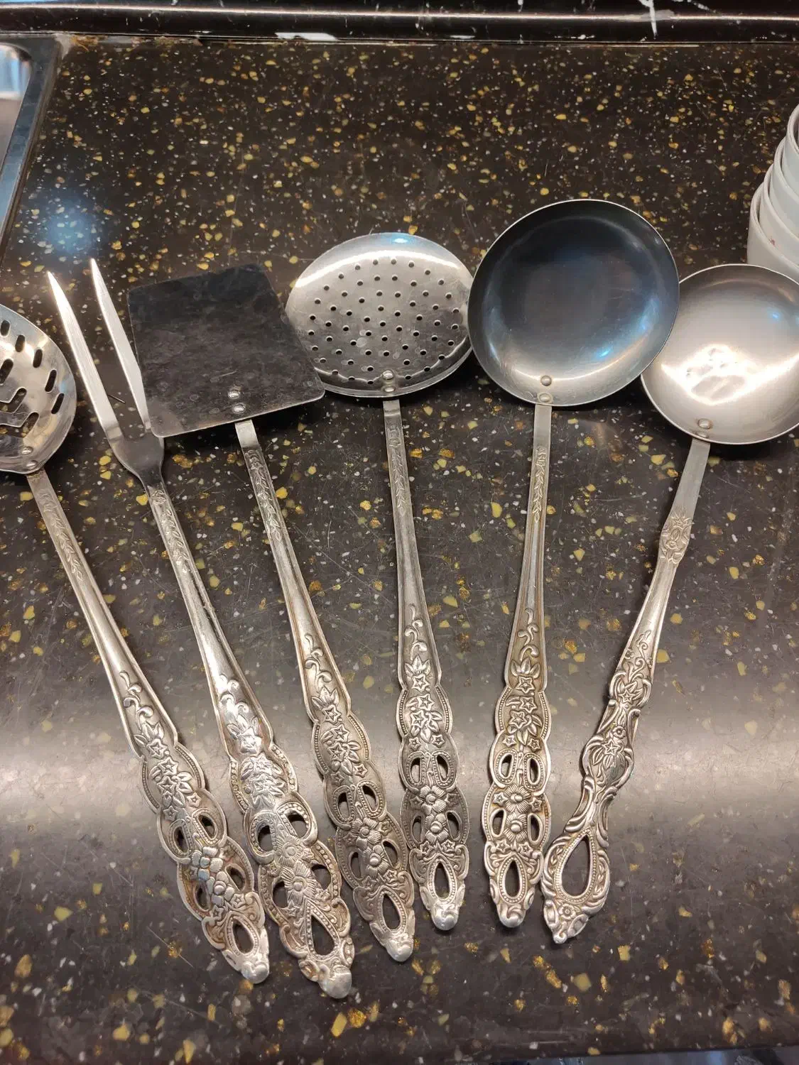 نعلبکی بشقاب کفگیر ملاقه گلسرخی دیوارکوب|حراج|اصفهان, شهرک کاوه|دیوار