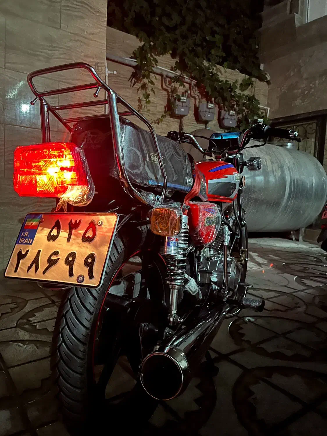 سنین 200|موتورسیکلت|قدس, شهر‌قدس|دیوار