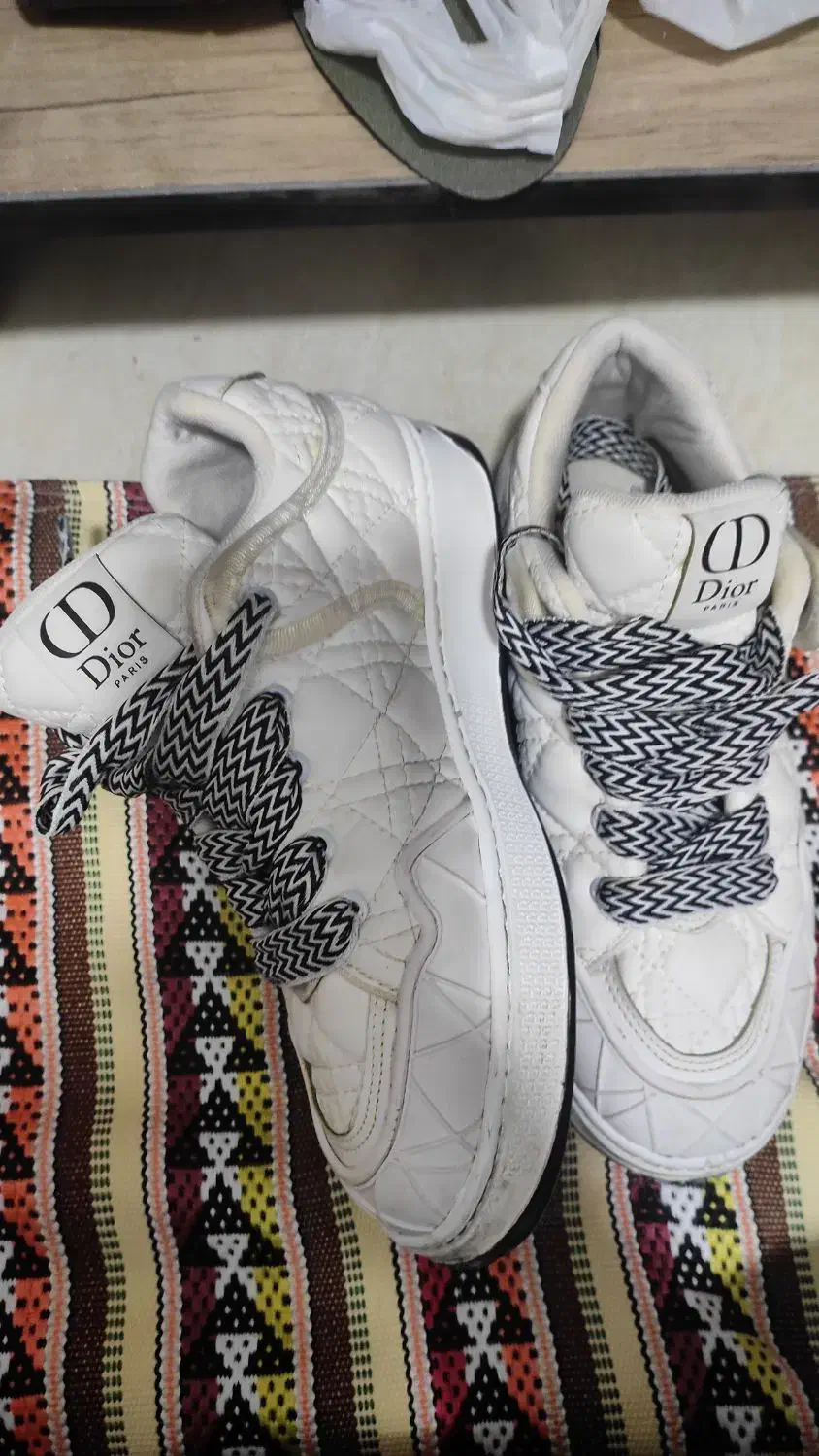 کتانی سفید|کیف، کفش، کمربند|صفادشت, |دیوار