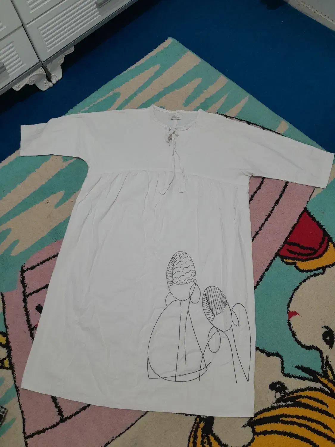 دو عدد لباس بارداری|لباس|رباط‌کریم, رباط‌کریم|دیوار