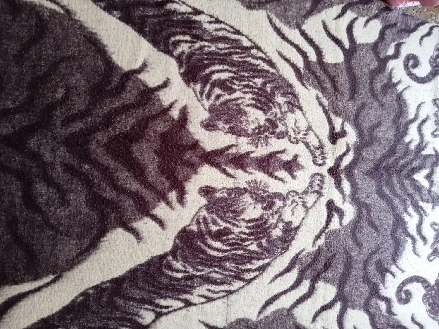 پتو پلنگی|رختخواب، بالش، پتو|اصفهان, ابر|دیوار