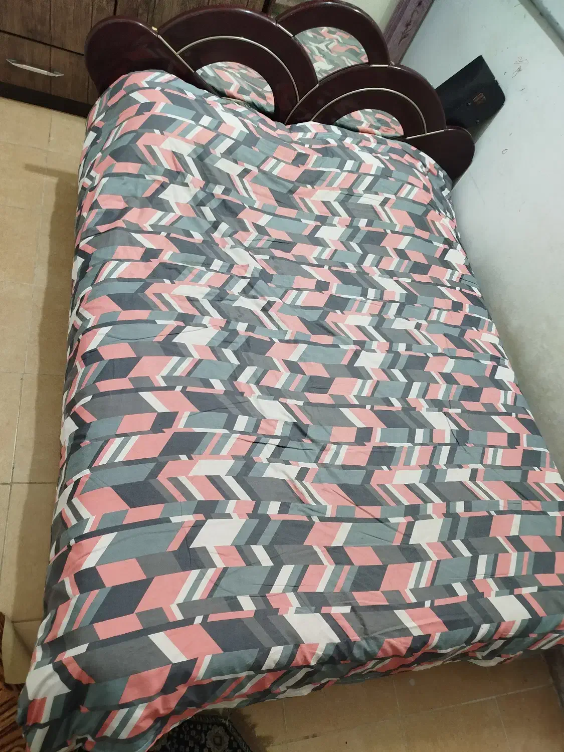 تخت خواب دو نفره با تشک و میز آرایش|تخت و سرویس خواب|اهواز, فاز ۲ پادادشهر|دیوار