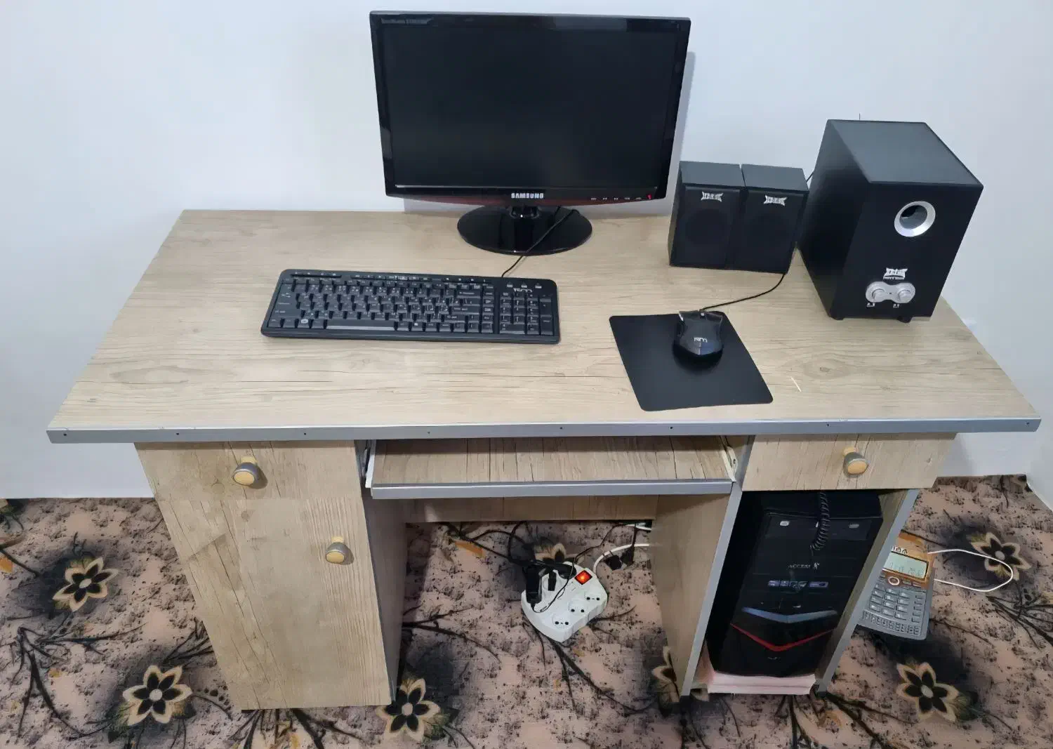 میز کامپیوتر در حد نو محکم و سنگین|میز تحریر و کامپیوتر|اردبیل, |دیوار