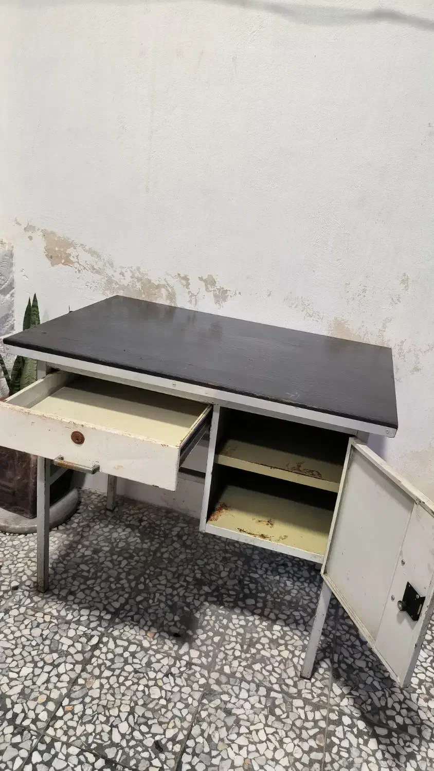 میز آهنی اداری|میز تحریر و کامپیوتر|نور, |دیوار