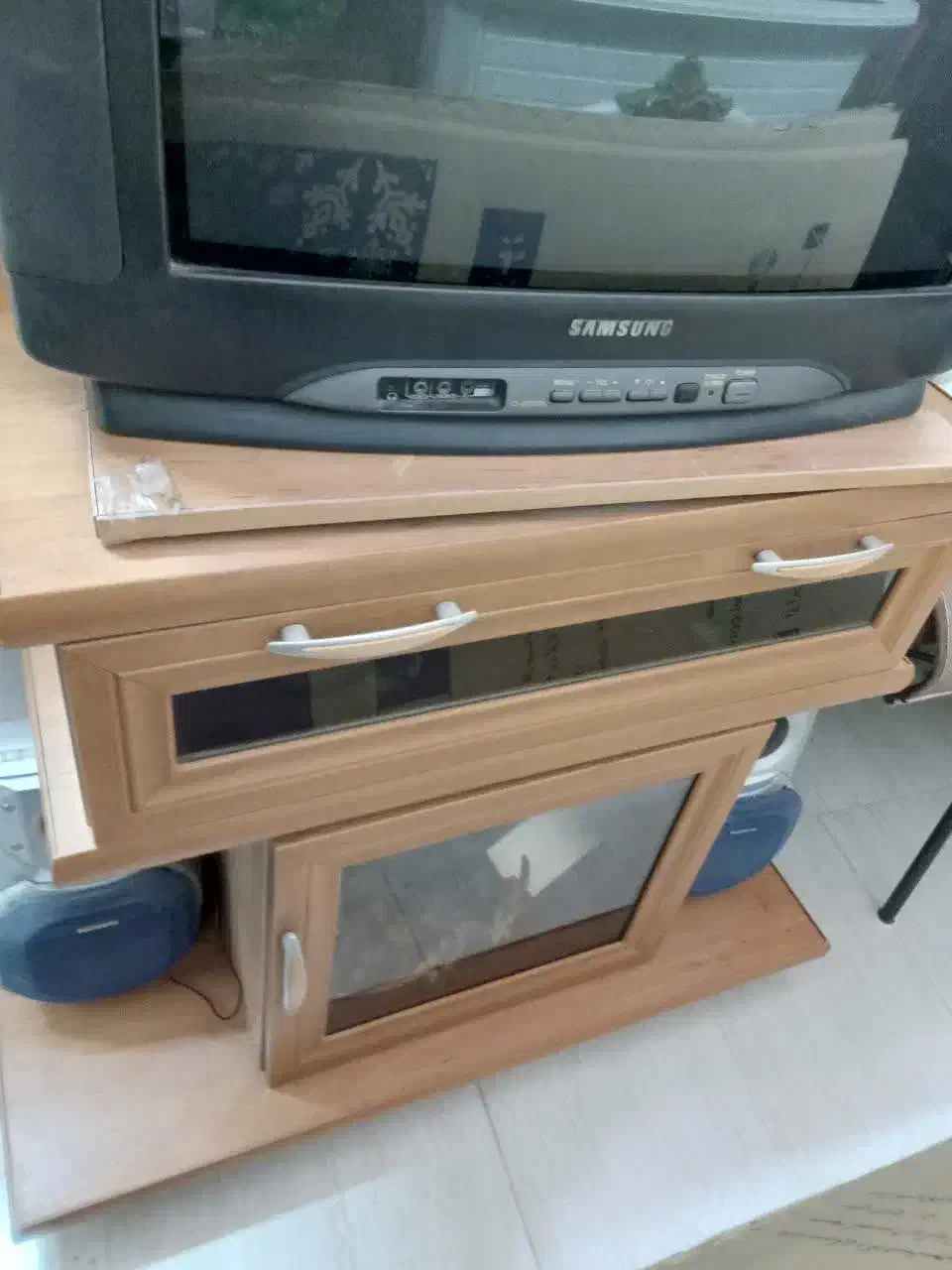 فروش تلویزیون سامسونگ قدیمی و دو عدد میز تلویزیون|میز تلویزیون|اردکان, |دیوار
