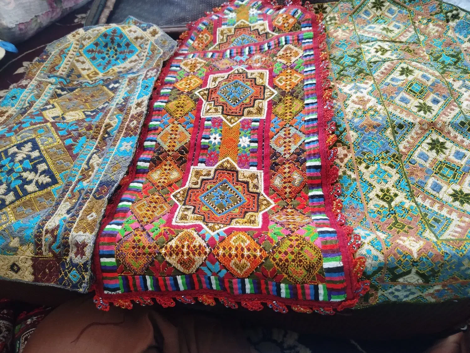 چند عدد گفتان|لباس|دلند, |دیوار