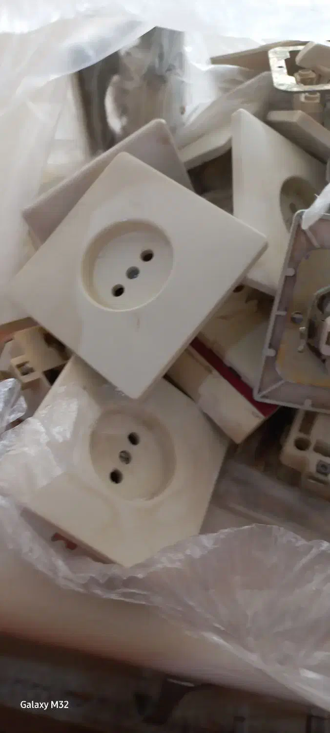 حدود۲۰تا ۳۰ عدد پریز برق طرح قدیمی موجوده|مصالح و تجهیزات ساختمان|سبزوار, شرق کال شمالی|دیوار