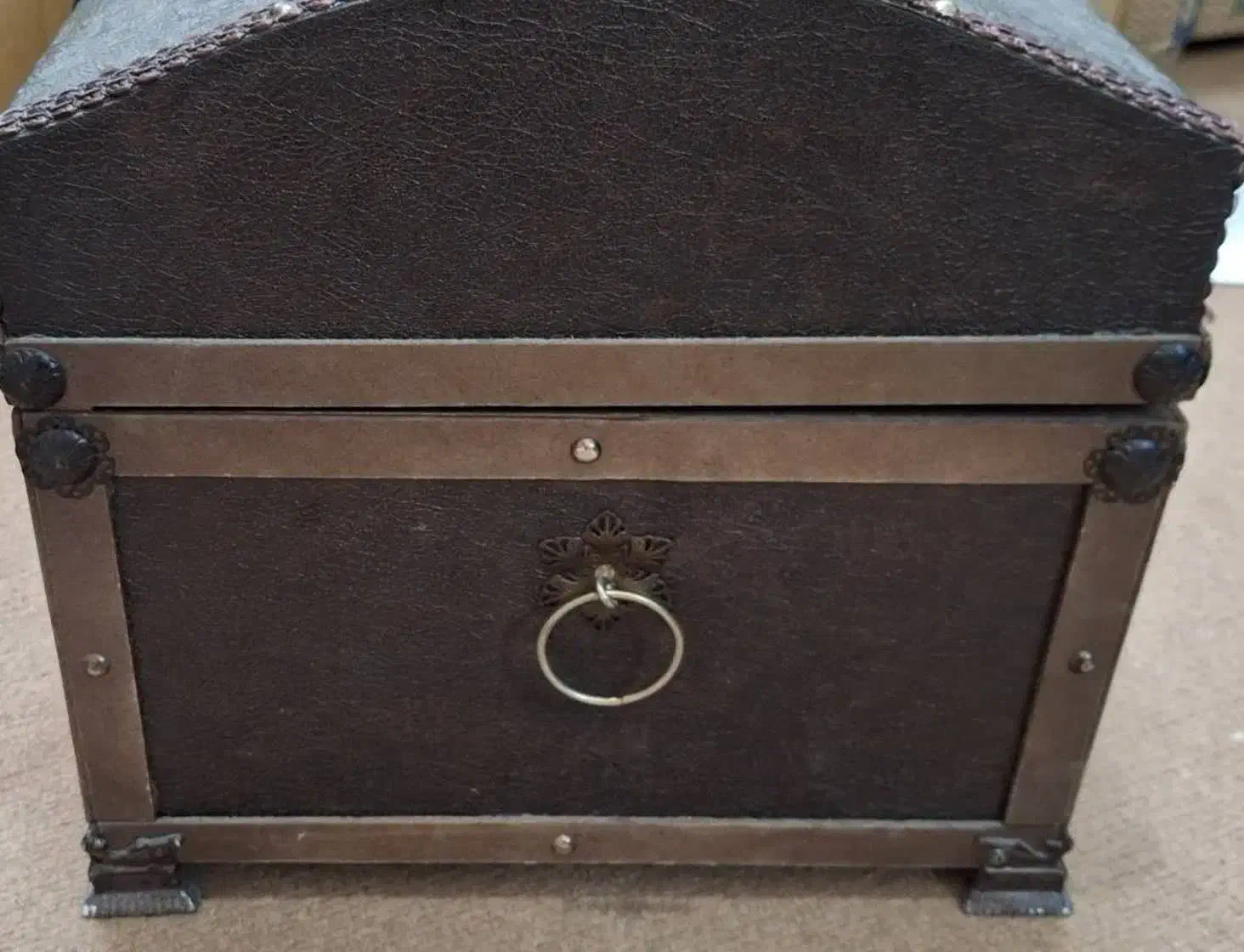 چمدان چوبی کوچک|مبلمان خانگی و میز عسلی|خور (فارس), |دیوار